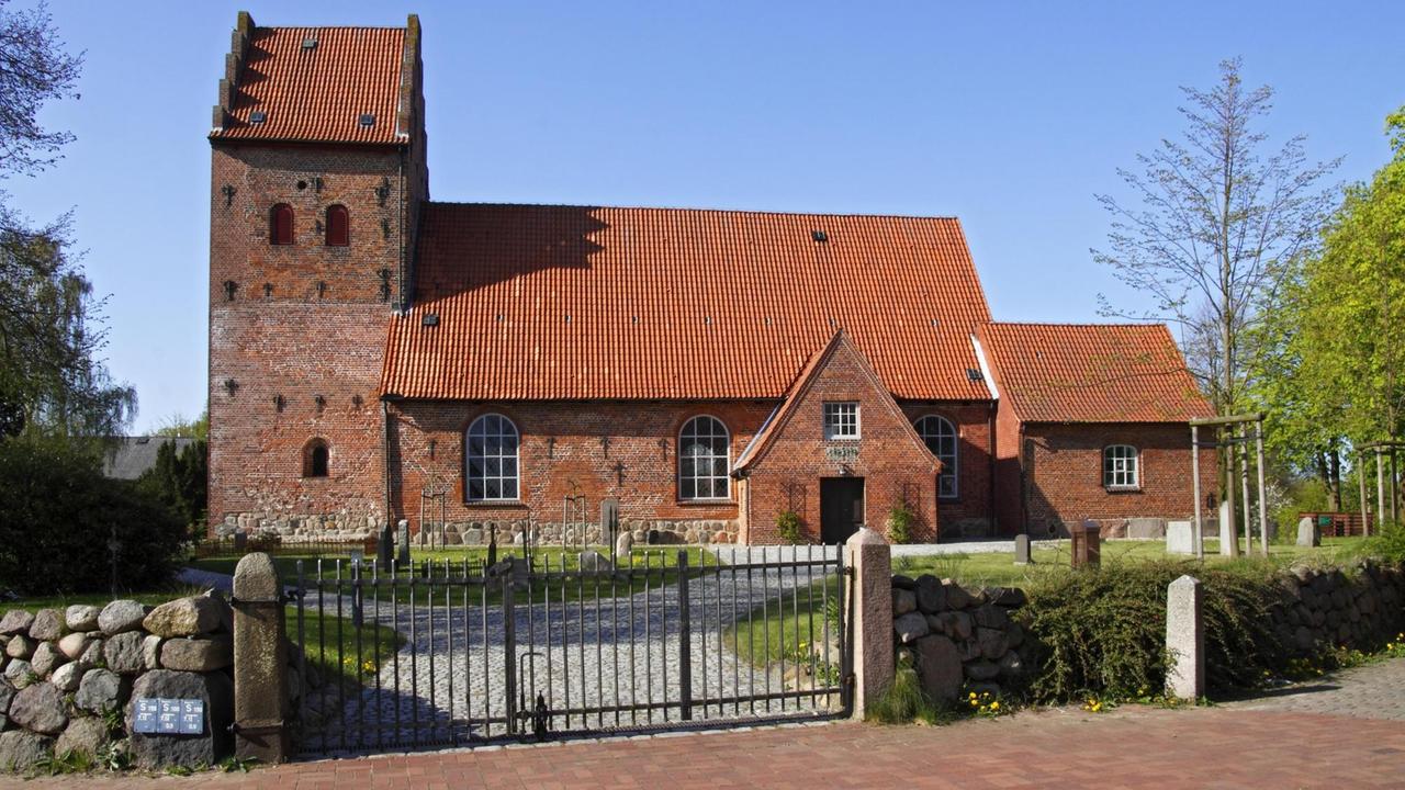 Historische Kirche in Sülfeld, Kreis Segeberg, Schleswig-Holstein.