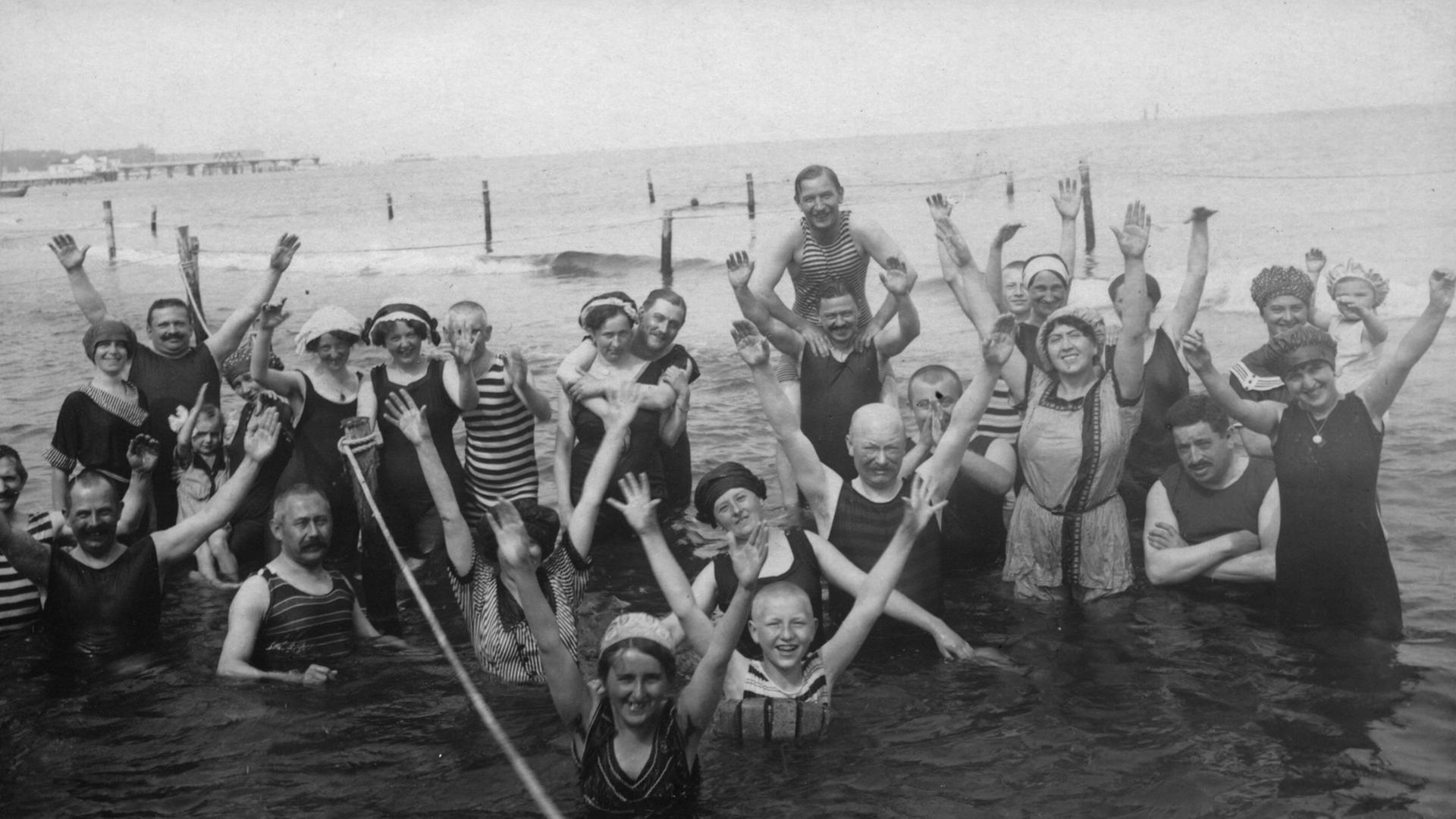 Frauen, Männer und Kinder 1913 im Familienbad in Ahlbeck beim Baden