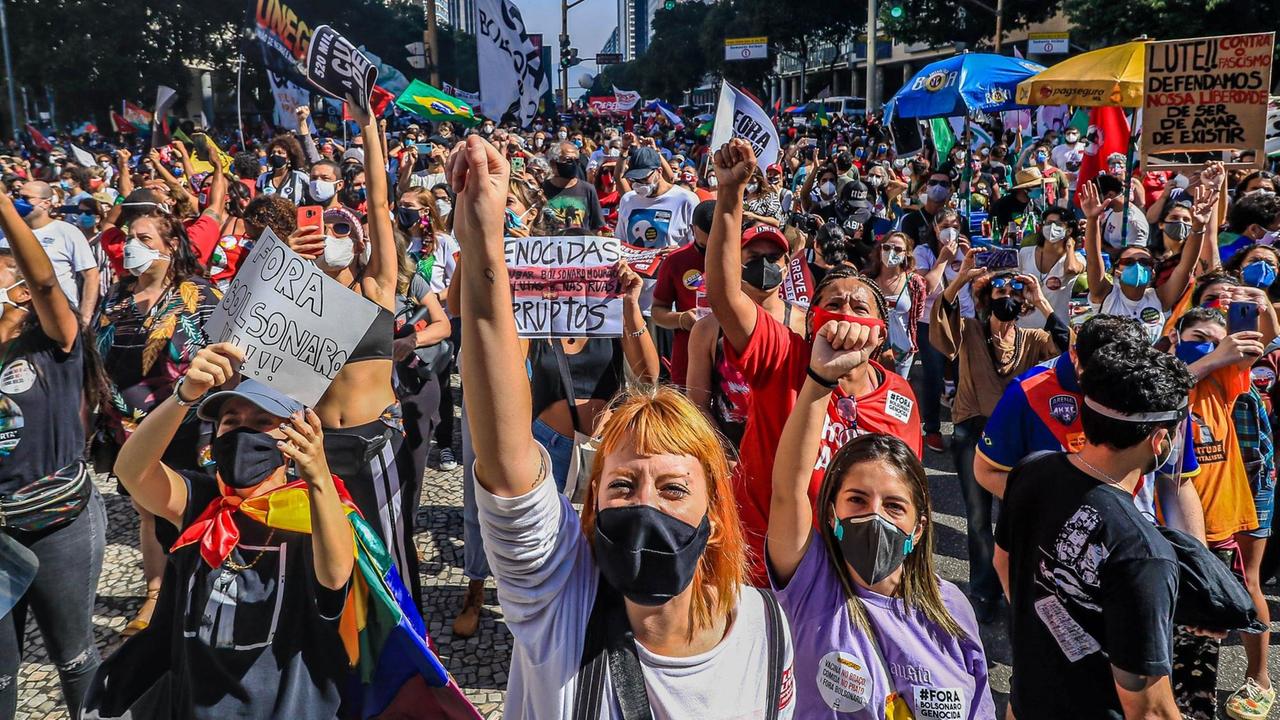 Demonstranten protestierten bei einem Marsch auf der Avenida Presidente Vargas gegen den brasilianischen Präsidenten Bolsonaro und fordern seinen Rücktritt. 