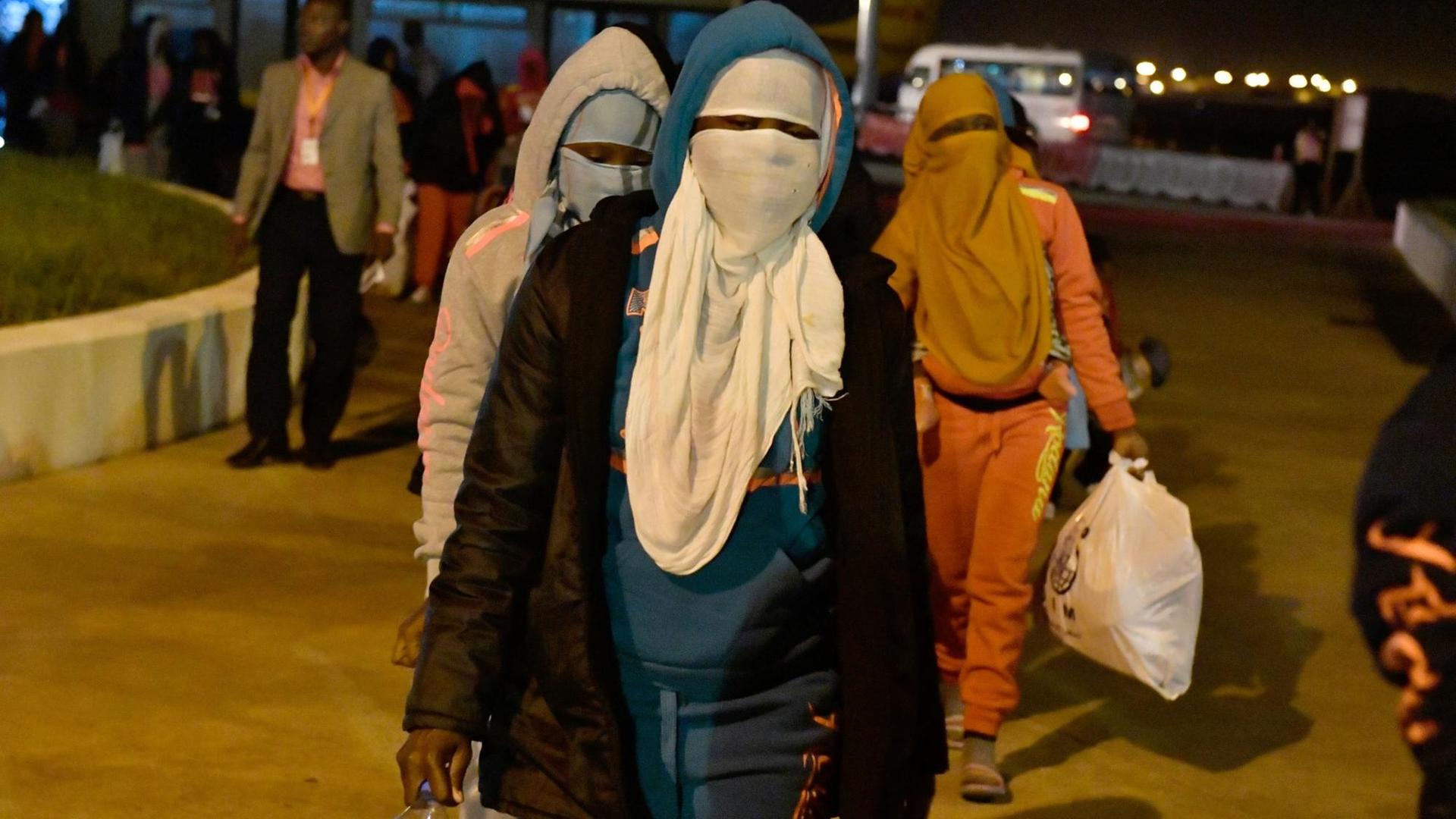 Flüchtlinge von der Elfenbeinküste nach ihrere Rückkehr aus Libyen am Flughafen von Abidjan. Einige von ihnen berichten von Vergewaltigungen und davon, dass sie als Sklaven verkauft wurden.