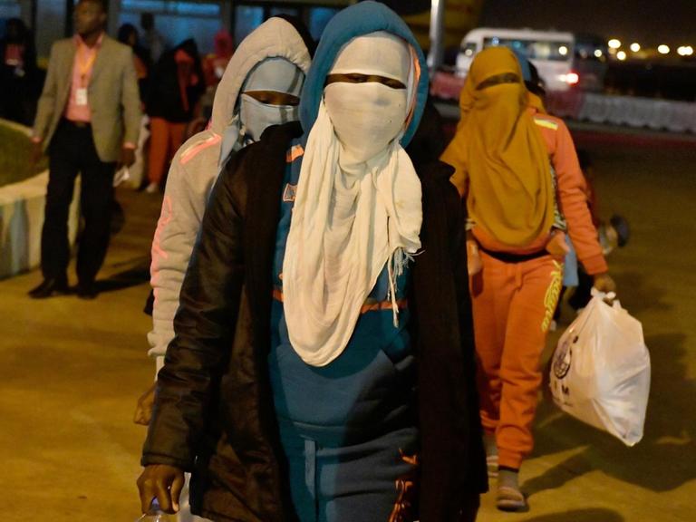 Flüchtlinge von der Elfenbeinküste nach ihrere Rückkehr aus Libyen am Flughafen von Abidjan. Einige von ihnen berichten von Vergewaltigungen und davon, dass sie als Sklaven verkauft wurden.