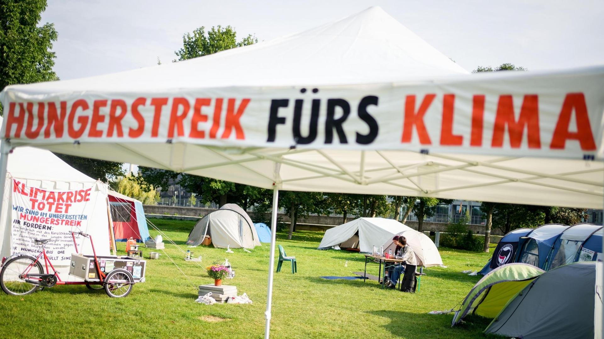 Berlin: Ein Camp von Hungerstreikenden ist im Regierungsviertel aufgebaut. Berlin: Ein Camp von Hungerstreikenden ist im Regierungsviertel aufgebaut.