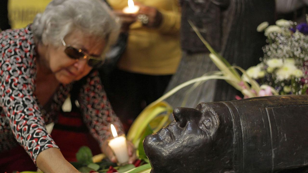 Eine Frau besucht das Grab von Erzbischof Romero in San Salvador anlässlich seines 33. Todestages. 