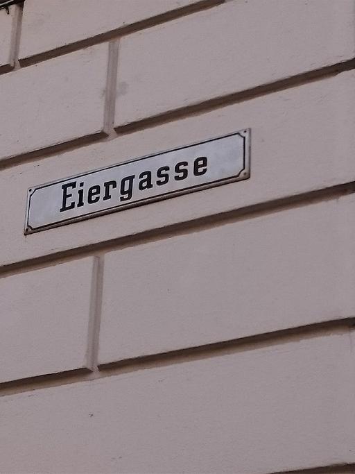 Ein Straßenschild in der Eiergasse im Berliner Nikolaiviertel