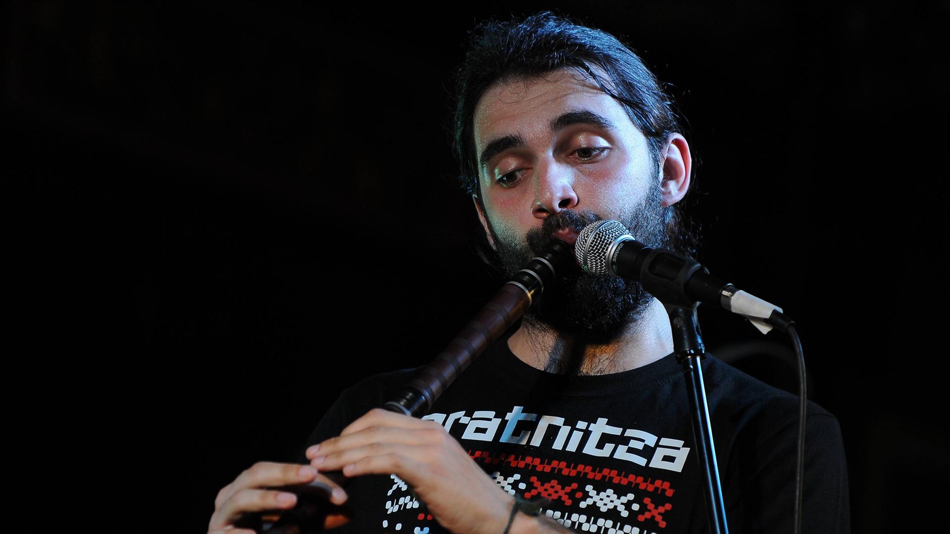 Hristyan Georgiev von der bulgarischen Band Oratnitza performt beim Penang World Music Festival 2013 in Malaysia.