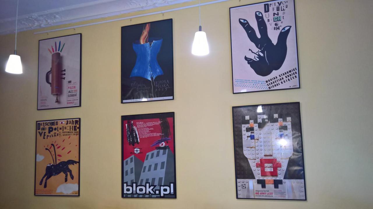 An den Wänden im Restaurant Filafood hängen Filmplakate.