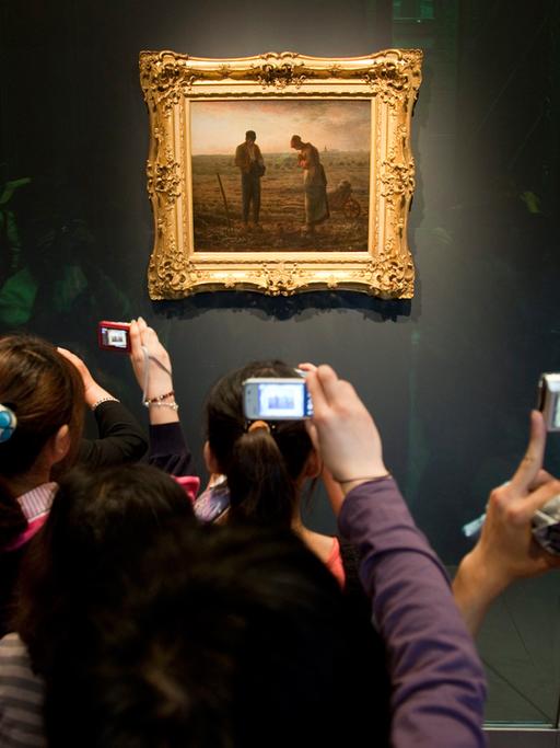 Begehrt: Besucher des französischen Pavillons auf der EXPO 2010 in Shanghai fotografieren Millets berühmtes "Angelusläuten."
