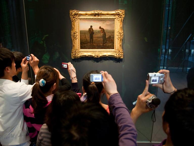 Begehrt: Besucher des französischen Pavillons auf der EXPO 2010 in Shanghai fotografieren Millets berühmtes "Angelusläuten."
