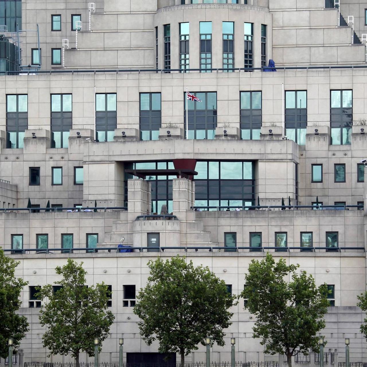 Blick von der Themse auf die Zentrale des britischen Auslandsgeheimdienstes und Hauptsitz des MI6 in London.
