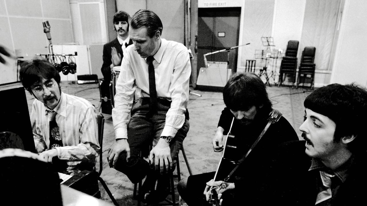 George Martin (m) zusammen mit den Beatles im Studio in Hollywood, Californien, für Aufnahmen am Album "Sgt Pepper s Lonely Hearts Club Band" im Jahr 1967.