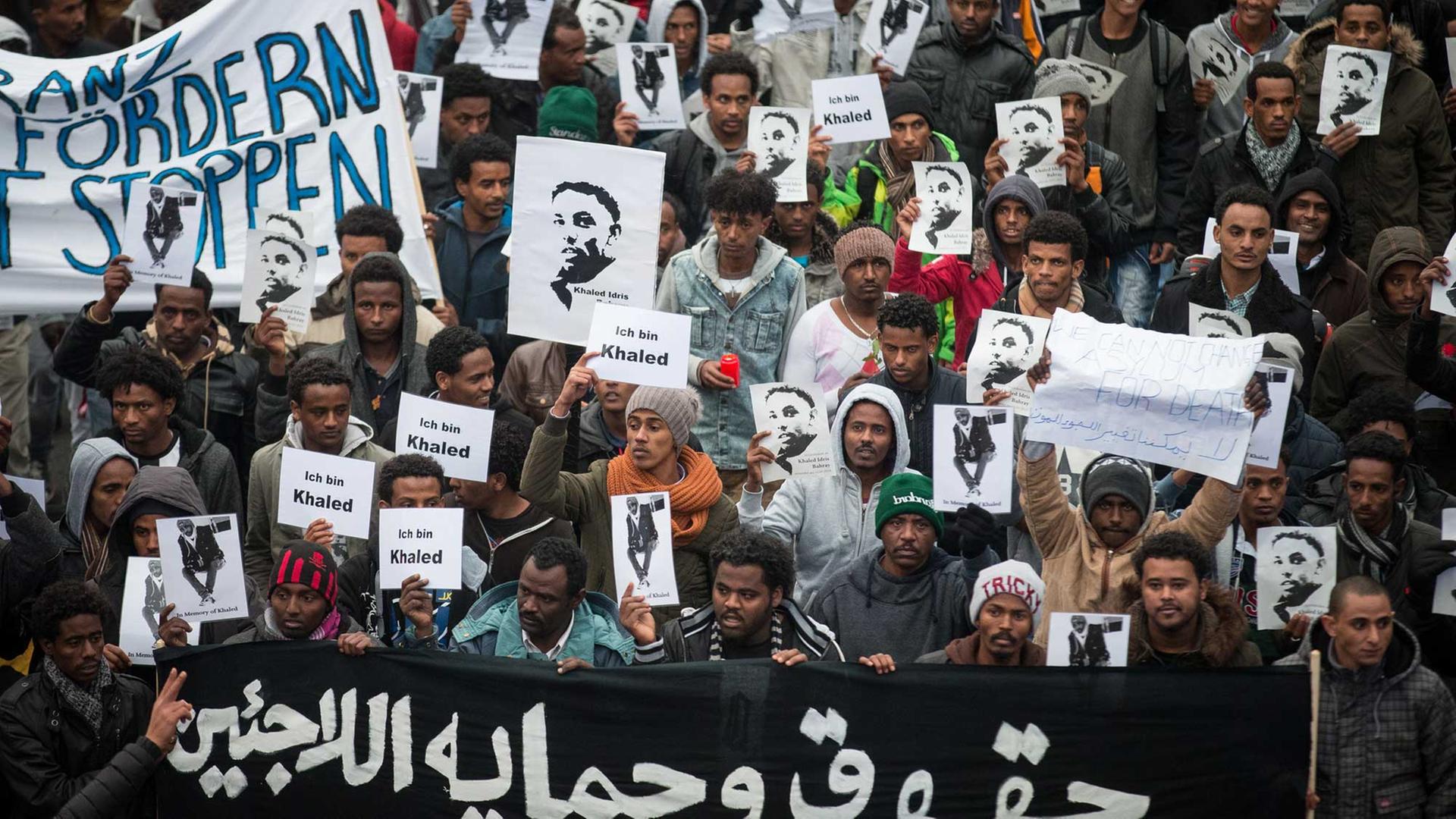 Flüchtlinge, Migranten und Deutsche demonstrieren am 17.01.2015 in der Innenstadt in Dresden (Sachsen), um auf den gewaltsamen Tod von Khaled Idris Bahray aus Eritrea aufmerksam zu machen.