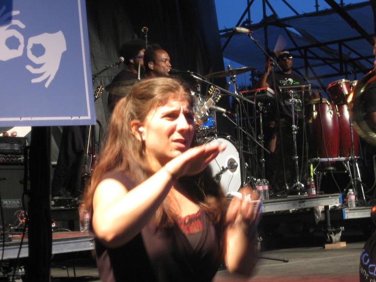 Gebärdendolmetscherin Holly Maniatty auf einem Konzert