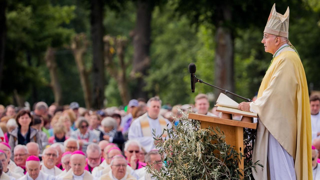 10.05.2018, Nordrhein-Westfalen, Münster: Felix Genn, Bischof von Münster, spricht beim Gottesdienst zu Christi Himmelfahrt beim Katholikentag vor dem Schloss. 