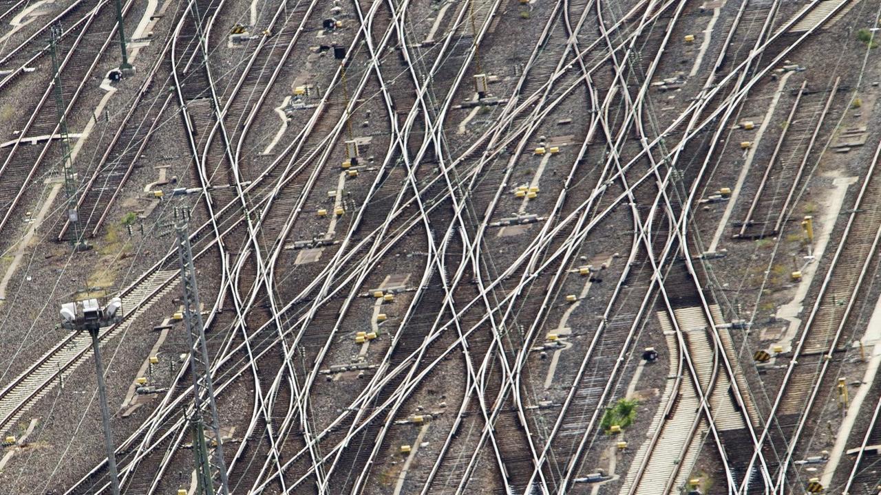 Schienen am Hauptbahnhof in Frankfurt am Main (Hessen), aufgenommen am 13.08.2013.
