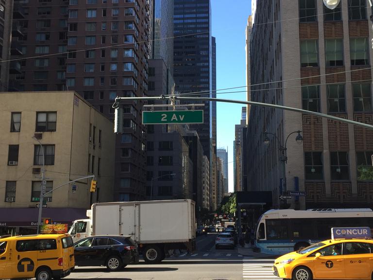 Straße in Manhattan, durch die Luft gespannt und an einer Laterne befestigt ist ein dünner Nylonfaden.