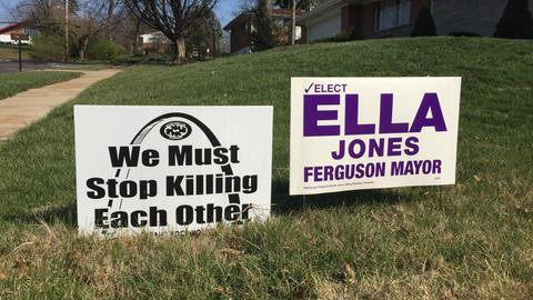 Ein Wahlplakat in Ferguson bei St. Louis erinnert noch mahnend an die Gewalt und die Rassenunruhen in der Stadt.