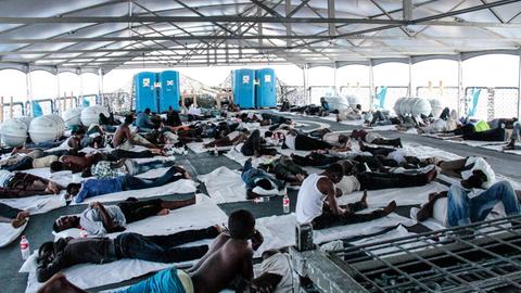 Schiffbrüchige auf dem Flugdeck des Tenders Werra. Am 15.08.2015 wurden 103 Menschen darunter 4 Frauen und 2 Kinder aus einem Schlauchboot gerettet.
