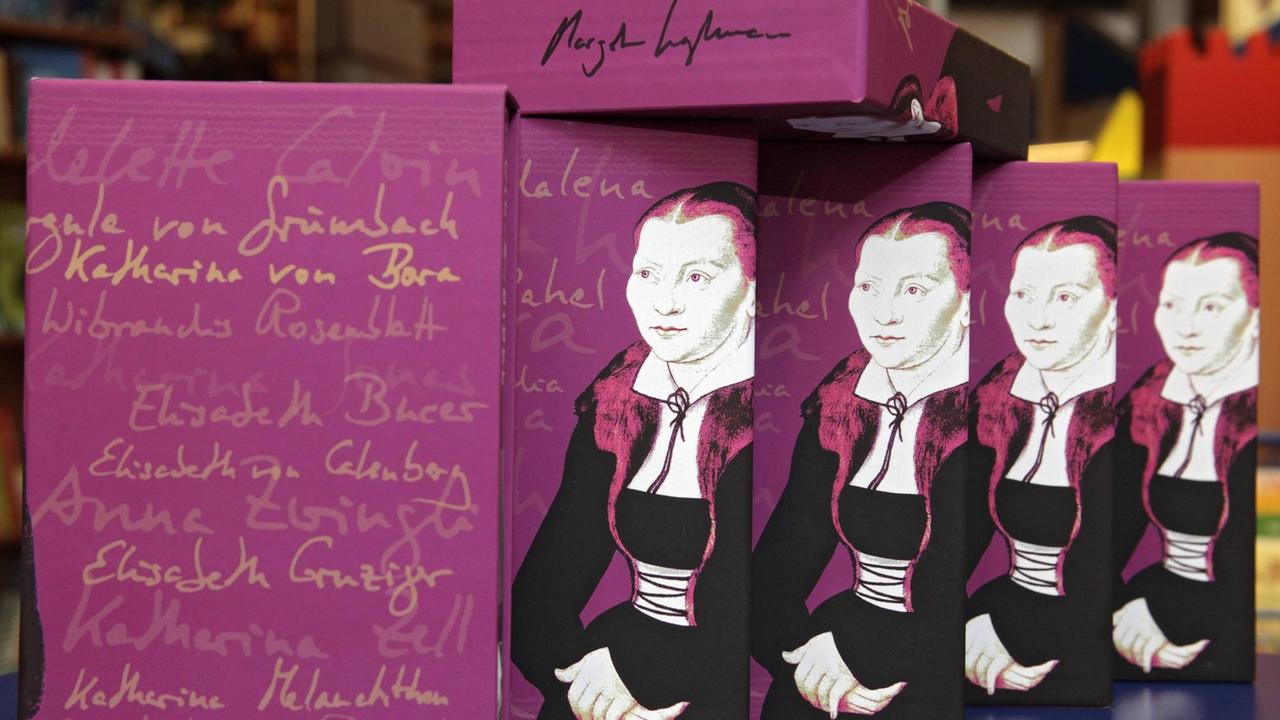 Ein von der Theologin Margot Kaessmann gestalteter, violett gehaltener Bibel-Schuber mit der Abbildung von Martin Luthers Ehefrau Katharina von Bora (1499-1552) würdigt zum Reformationsjubiläum 2017 Frauen, welche für die Reformation eine bedeutende Rolle gespielt haben. 