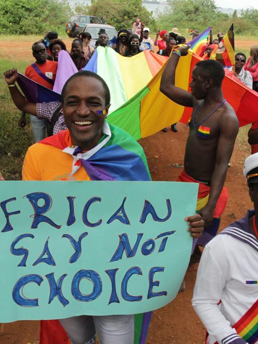 Schwule und lesbische Aktivisten im August 2012 tanzen bei der Gay-Pride-Parade im Botanischen Garten von Ugandas Hauptstadt Entebbe.