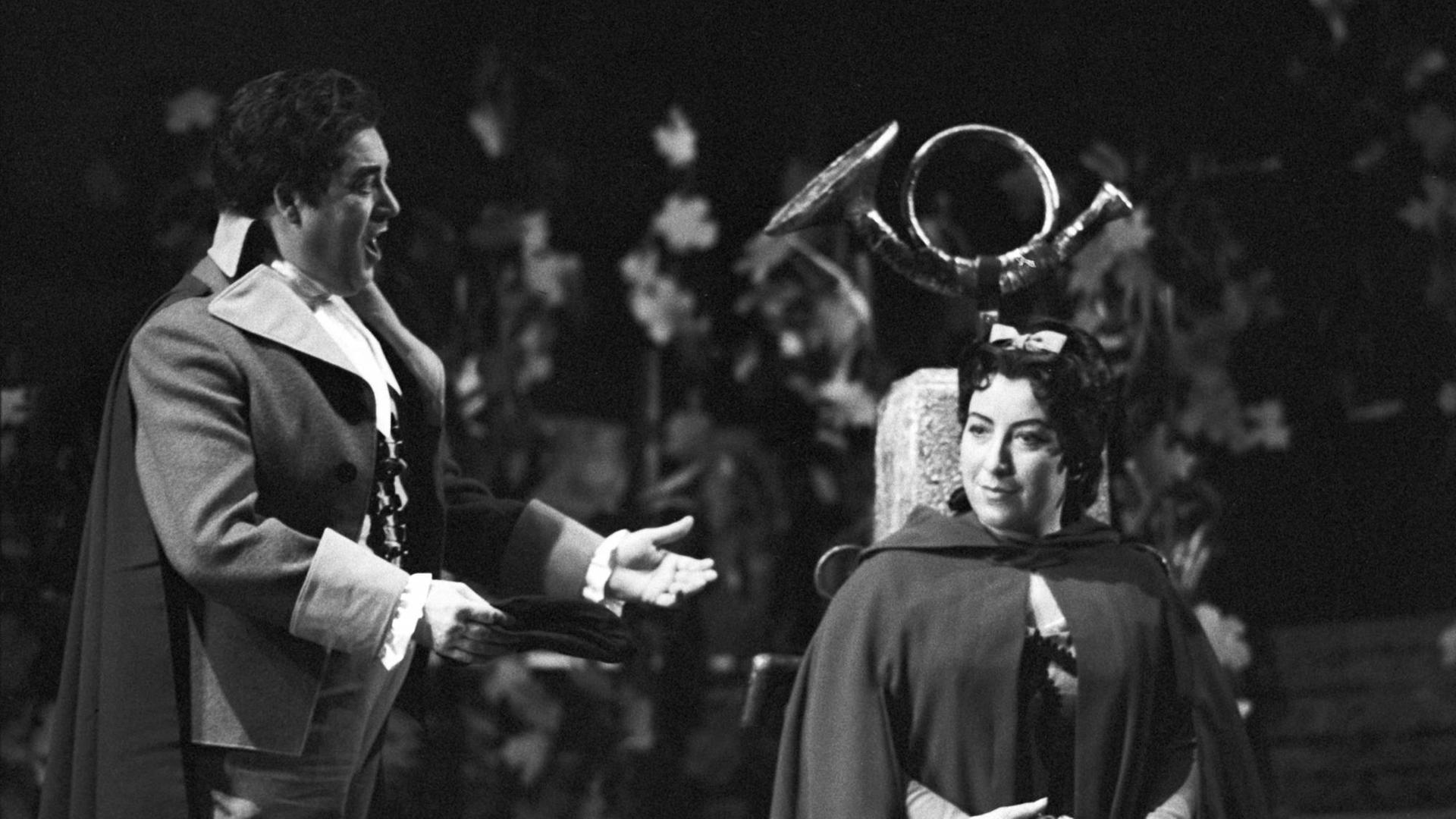 Die Sopranistin Anny Schlemm als Manon (r) und der Tenor Josef Traxel als des Grieux (l) stehen am 06.04.1963 auf der Bühne
