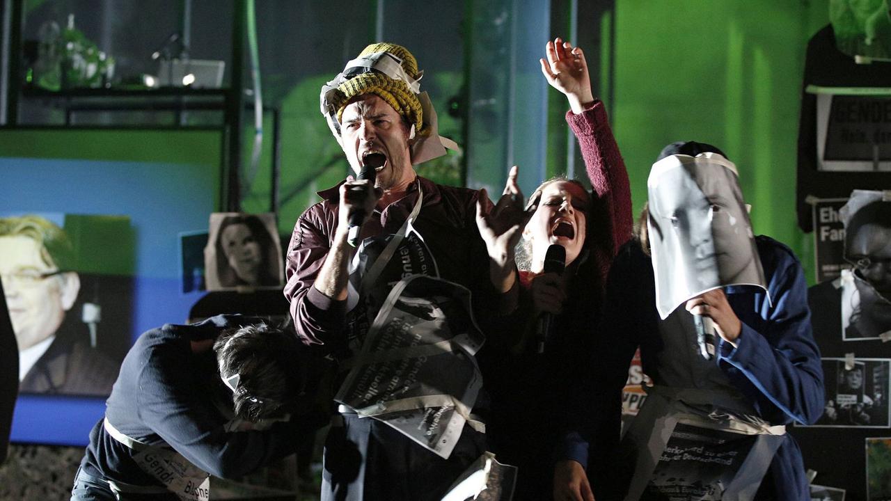 Szene im Theaterstück "Fear" über Hass-Sprech an der Berliner Schaubühne