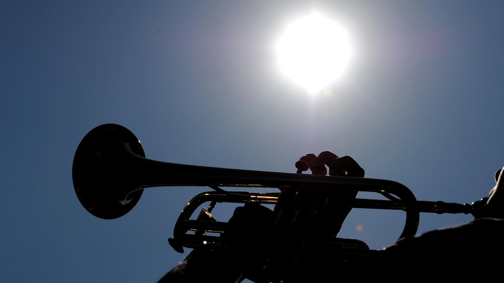 Ein Trompetenspieler in der Sonne.