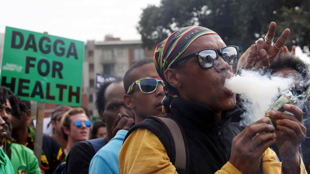 The 2017 annual Cape Town Cannabis March CAPE TOWN, SOUTH AFRICA  MAY 06: A man is seen smoking what seems like marijuana during the annual Cape Town Cannabis March through the CBD on May 06, 2017 in Cape Town, South Africa. The event was part of the Global Marijuana March, calling for an end to global cannabis prohibition. ( PUBLICATIONxINxGERxSUIxAUTxONLY Gallo00065888  