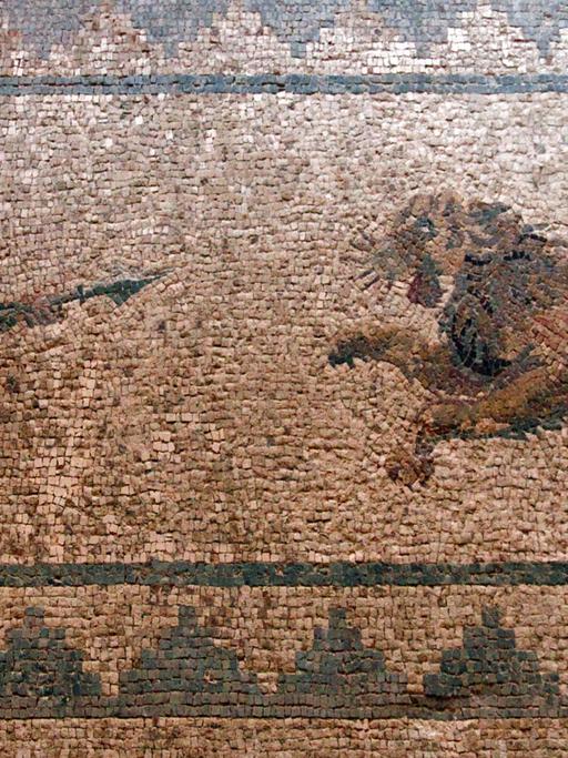 Mosaik "Ein Jäger greift mit dem Speer einen Löwen an", Haus des Dionysos, die südliche Porticus, Raum 12, Archäologischer Park, Paphos im griechischen Teil der Insel Zypern
