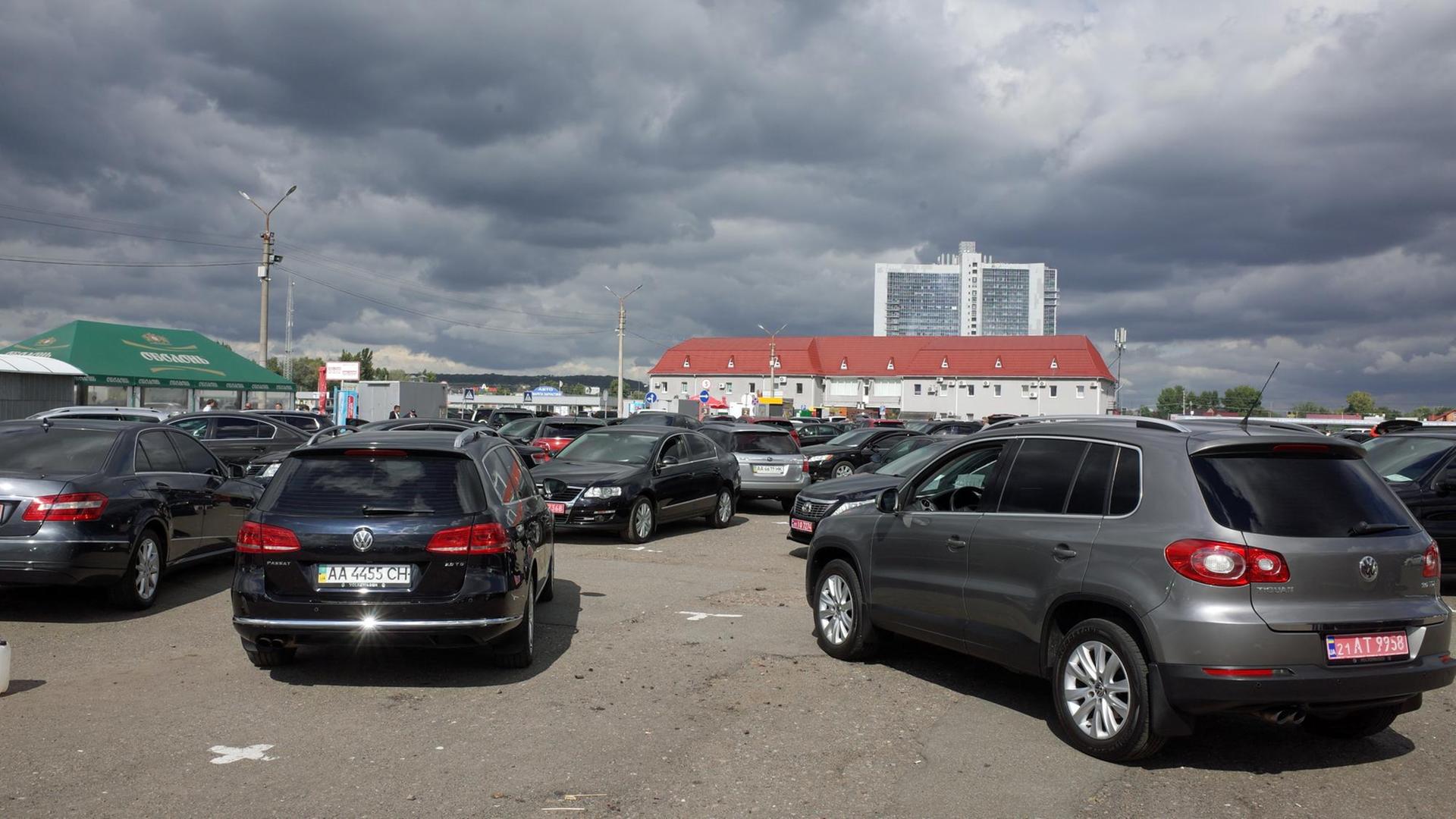 Mehrere Autos stehen auf einem Parkplatz