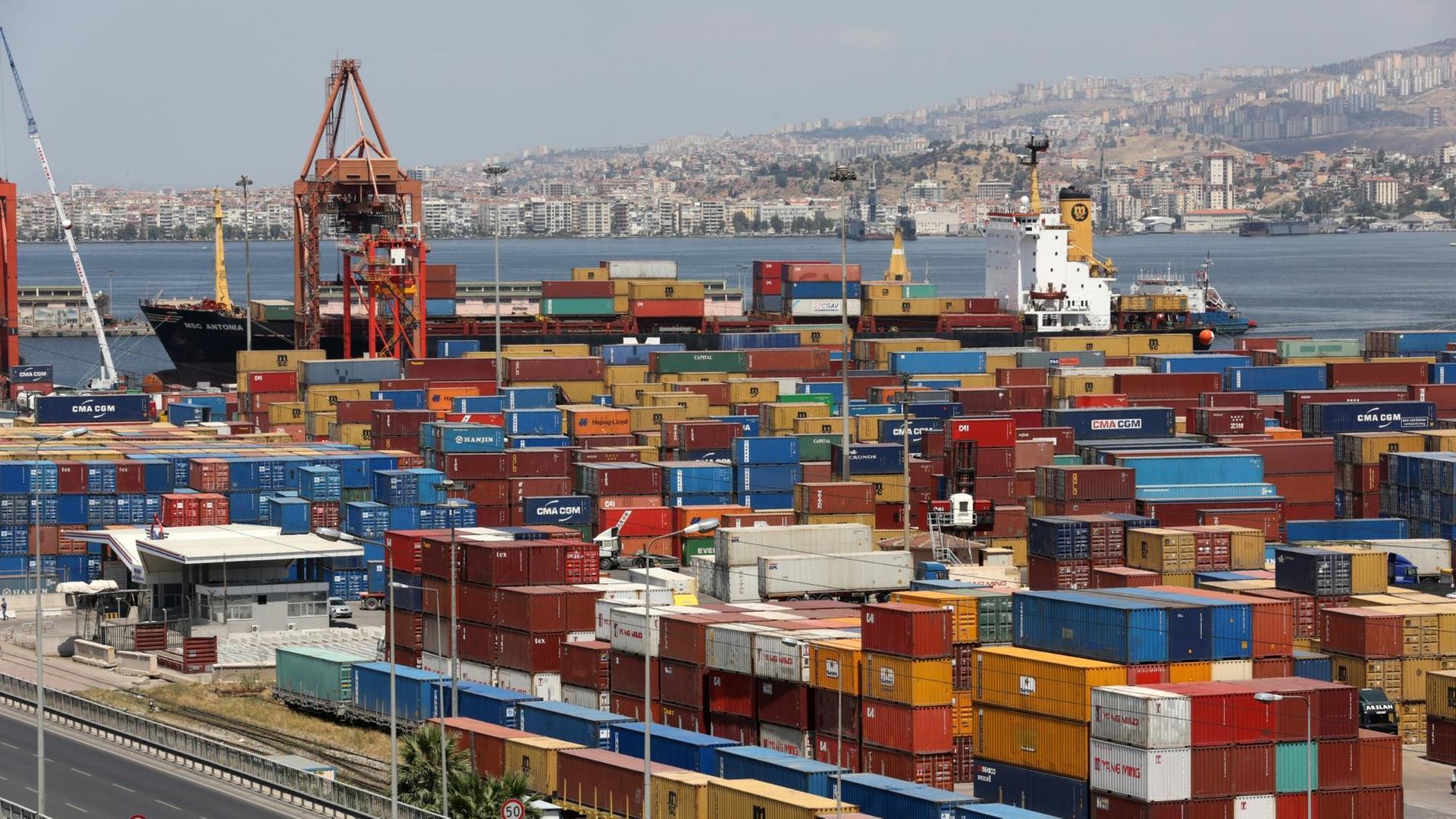 Container stehen im Hafen von Izmir, im Hintergrund ein Blick auf die Stadt. Container stehen im Hafen von Izmir, im Hintergrund ein Blick auf die Stadt.
