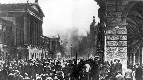Blick auf den brennenden Justizpalast in Wien, der bei einer Arbeiterdemonstration am 15. Juli 1927 in Brand gesteckt worden war. |