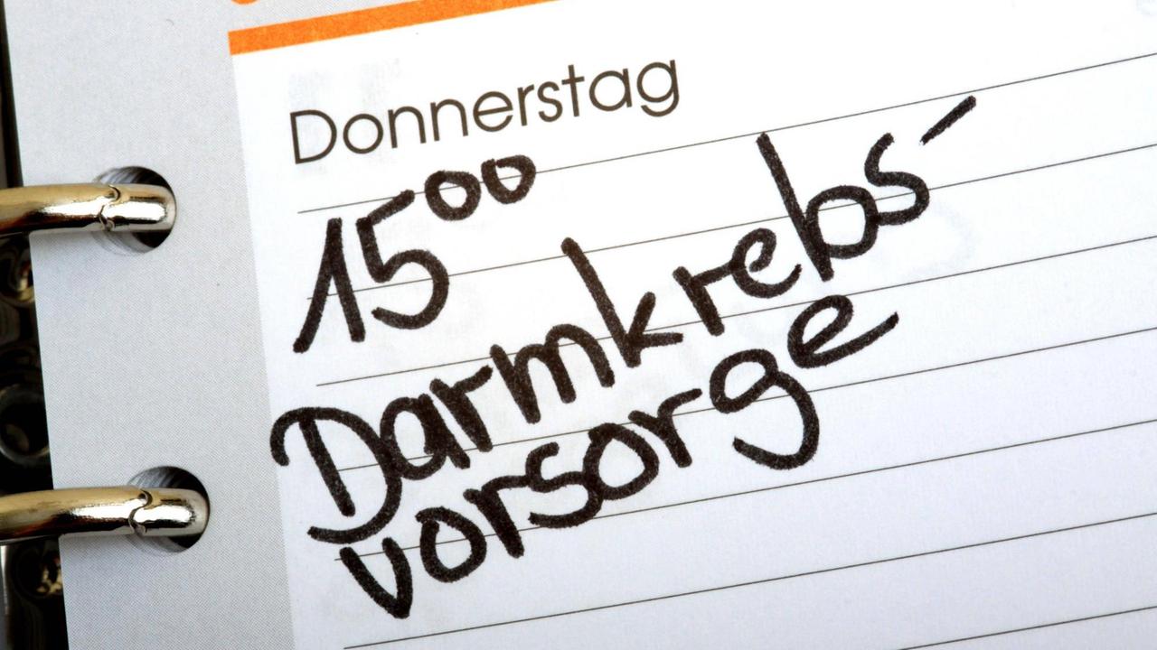 Auf einem Kalender steht am Donnerstag um 15 Uhr Darmkrebsvorsorge