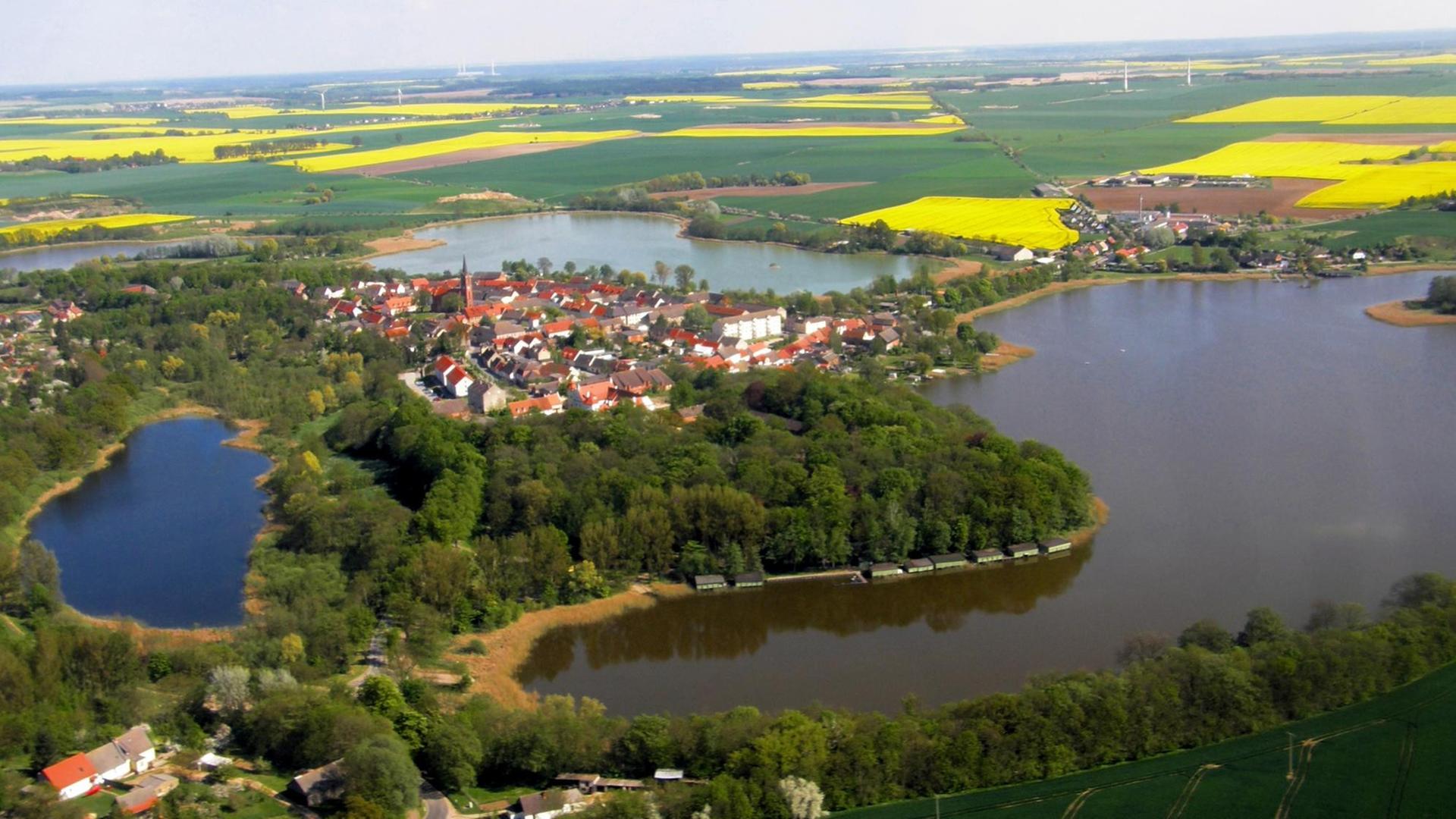 Die Luftaufnahme zeigt Penkun (Mecklenburg-Vorpommern) und Teile der Penkuner Seenkette.