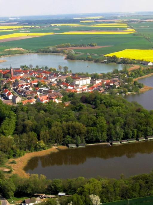 Die Luftaufnahme zeigt Penkun (Mecklenburg-Vorpommern) und Teile der Penkuner Seenkette.