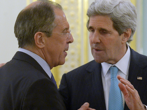 Sergej Lawrow im Gespräch mit John Kerry.