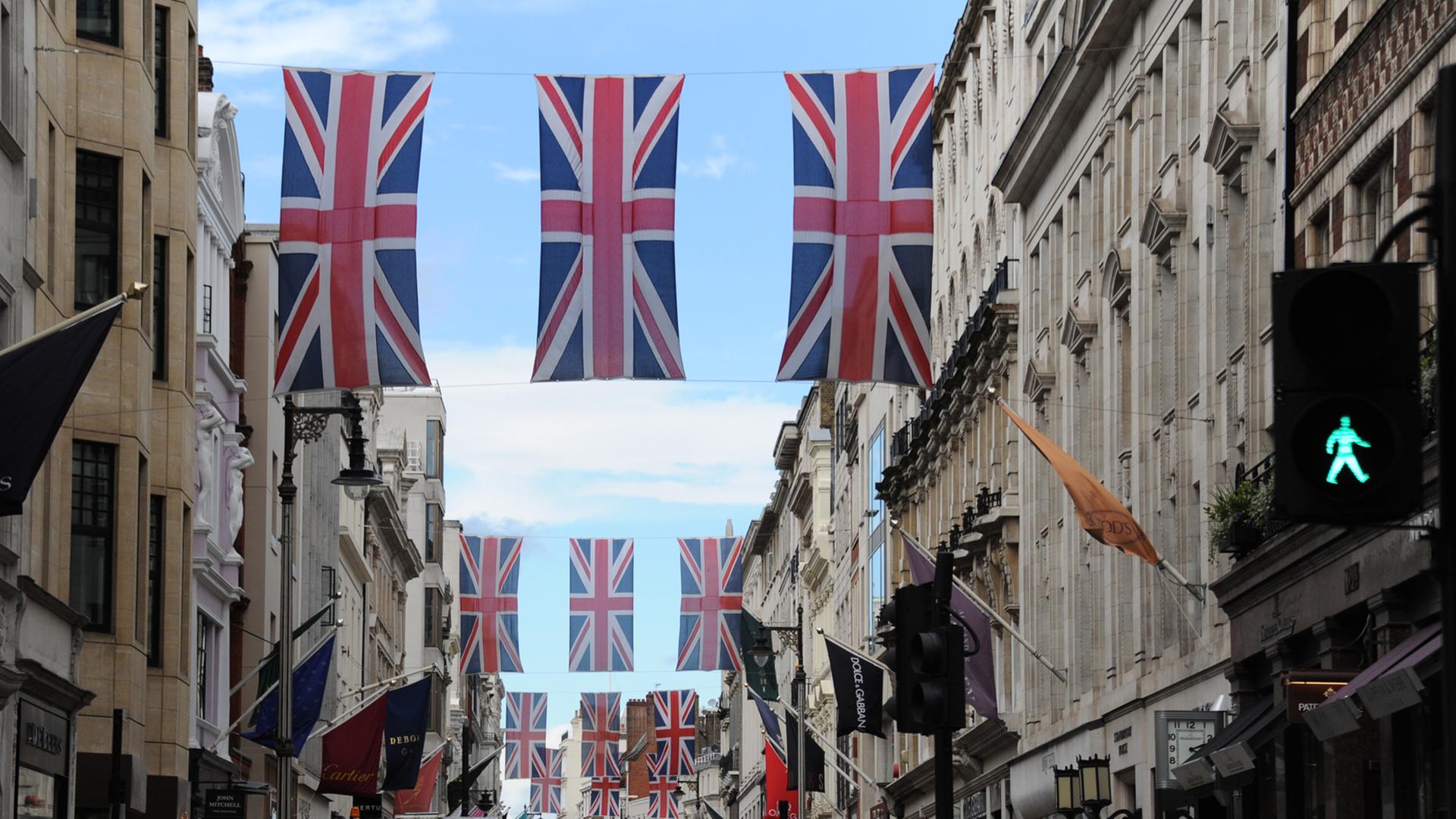 Straße in London, geschmückt mit britischen Fahnen