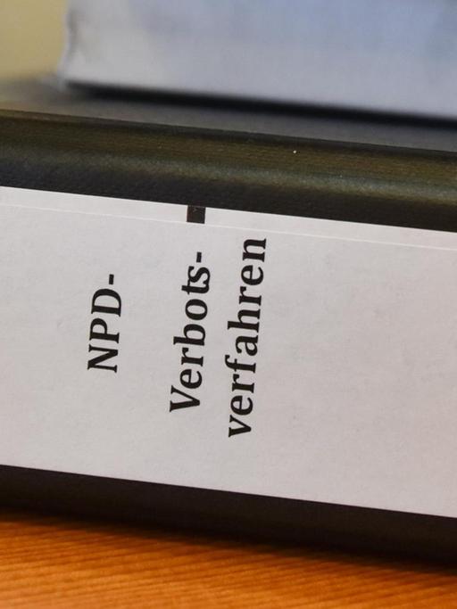 Vor Beginn der mündlichen Verhandlung vor dem Bundesverfassungsgericht über ein Verbot der rechtsextremen NPD am 01.03.2016 in Karlsruhe (Baden-Württemberg) liegen Aktenordner auf einem Tisch.