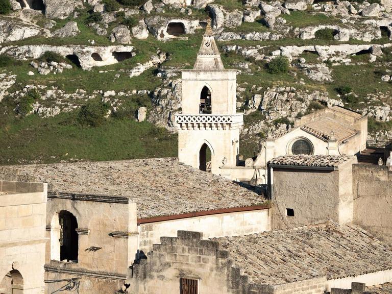 Einige der zum Teil steinzeitlichen Höhlenwohnungen und Teile der historischen Altstadt von Matera, Hauptstadt der italienischen Provinz Basilikata, die von der UNESCO zum Weltkulturerbe ernannt wurde