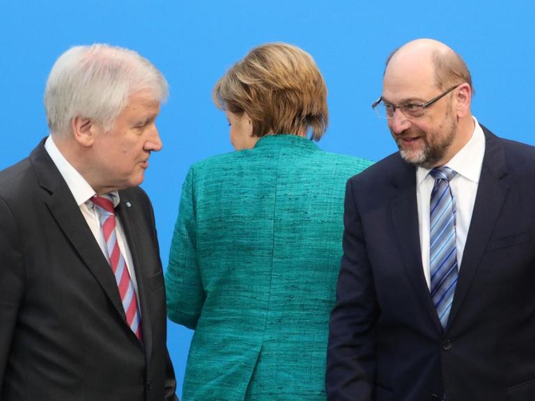 Horst Seehofer, Ministerpräsident Bayern (CSU) und der SPD-Vorsitzende Martin Schulz unterhalten sich nach den Koalitionsverhandlungen von CDU, CSU und SPD nach der Pressekonferenz in der CDU-Parteizentrale. Im Hintergrund Bundeskanzlerin Angela Merkel.