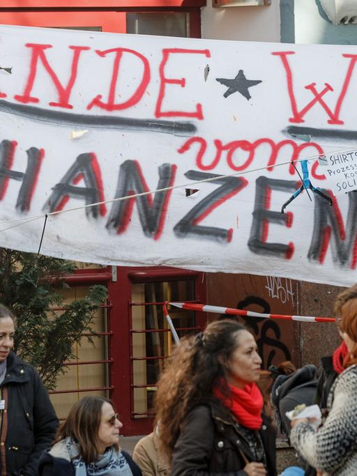 Ein Transparent mit der Aufschrift "Hände weg vom Schanzenhof" hängt am 26.03.2016 im Hamburger Schanzenviertel vor dem Gebäudekomplex Schanzenhof, in dem ein Investor ein Hotel eröffnen will.
