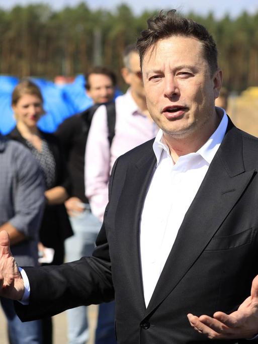 Elon Musk beim ersten Richtfest auf der Baustelle der Tesla Gigafactory Berlin-Brandenburg. Grünheide, 03.09.2020