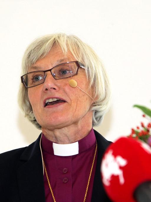 Die schwedische Erzbischöfin Antje Jackélen bei einer Ansprache in der Kathedrale von Lund am 15.10.2013.
