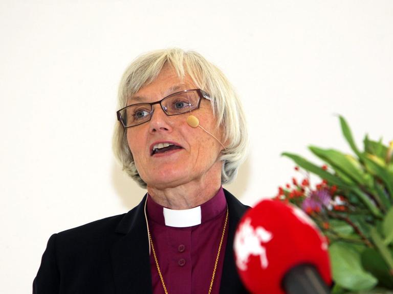 Die schwedische Erzbischöfin Antje Jackélen bei einer Ansprache in der Kathedrale von Lund am 15.10.2013.