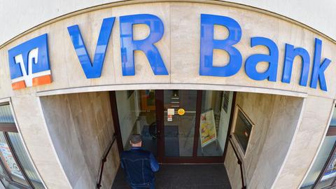 Ein Mann betritt eine Filiale der VR Bank Weimar eG, aufgenommen am 14.03.2014 in Kranichfeld (Thüringen).