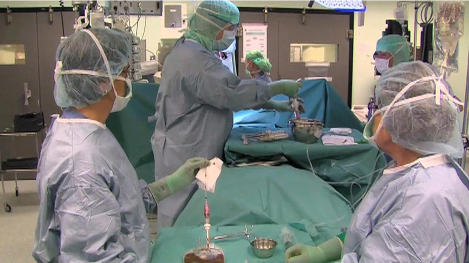 Juli 2011: Paolo Macchiarini und sein Team transplantieren einem Patienten im Krankenhaus des schwedischen Karolinska-Instituts eine künstliche Luftröhre. I