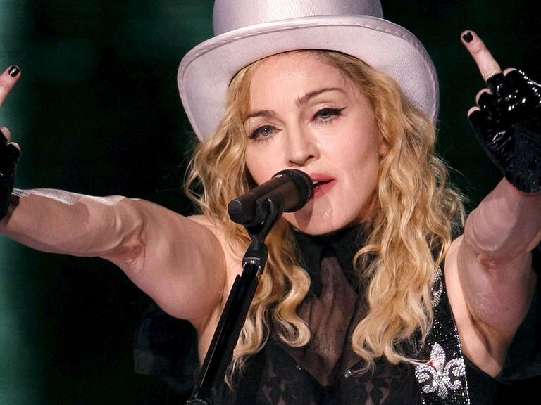 Die US-Sängerin Madonna reckt bei einem Auftritt während ihrer "Sticky and Sweet Tour" im Juli 2009 in Madrid beide Mittelfinger in die Höhe.