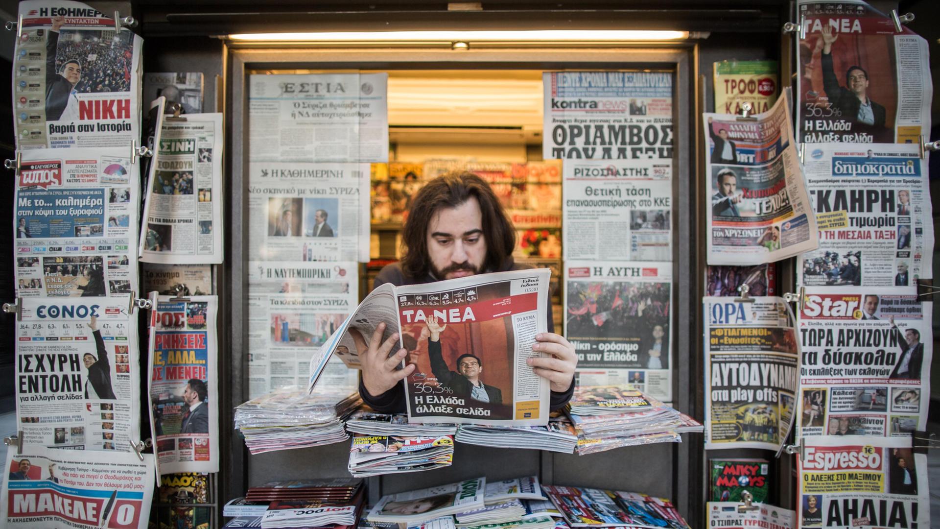 Die Parlamentswahl beschäftigt viele griechische Zeitungen - hier ein Kiosk in Athen