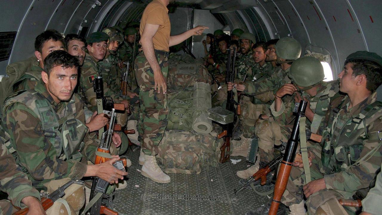 Afghanische Sicherheitskräfte sitzen in einer Höhle.