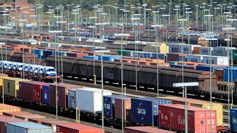 Güterwaggons auf dem Verschiebebahnhof Maschen in Niedersachsen