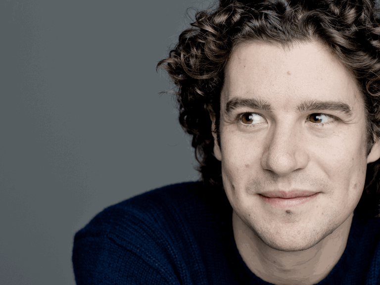 Der Chefdirigent des DSO Berlin Robin Ticciati